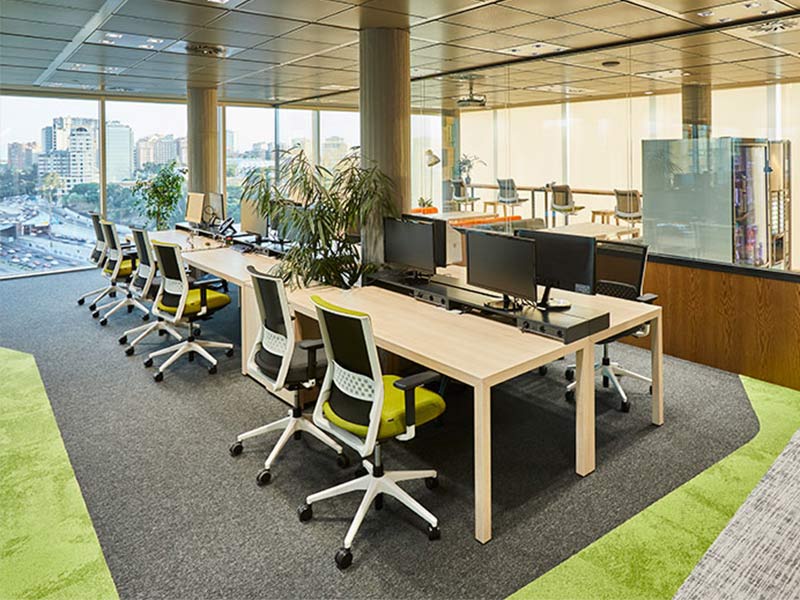 las-areas-de-trabajo-compartidocombinan-las-sillas-de-oficina-stay-con-las-mesas-de-trabajo-prisma.jpg